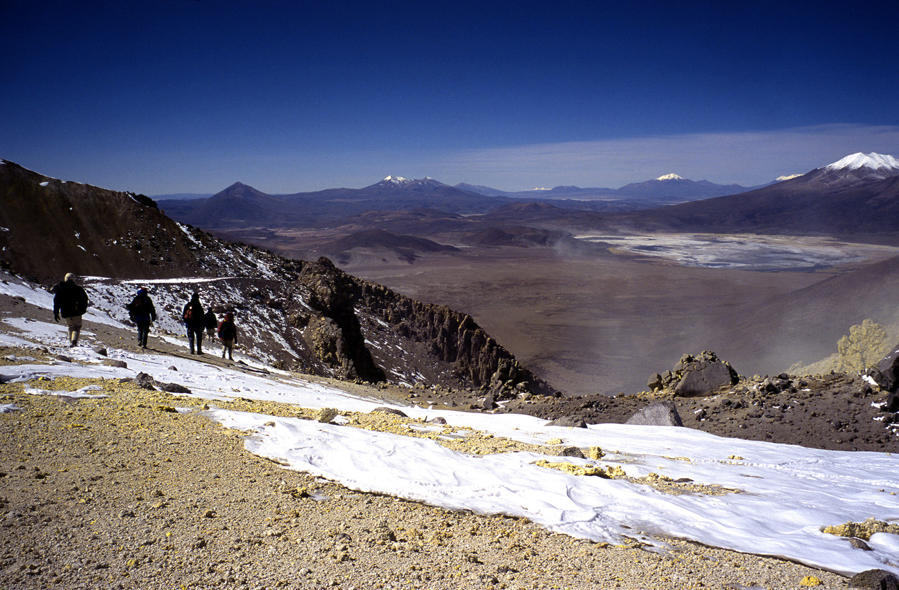 chi_5_19 iruputunco.jpg - sud-ouest Uyuni volcan Iruputunco on amorce la descente du volcan Iruputunco (5100 m d'altitude)